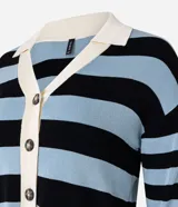 Cardigan de punto con diseño de rayas horizontales en negro y celeste. Presenta cuello polo en color crema, cierre frontal con botones y mangas largas.