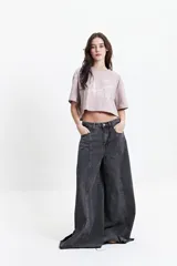 Pantalón de jean negro de tiro alto, corte oxford y pierna extra ancha.