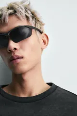 Sudadera de corte relaxed fit confeccionada en tejido de algodón con interior de rizo. Presenta cuello redondo, manga larga y acabados en rib, con un acabado de efecto lavado que le otorga una apariencia única.
