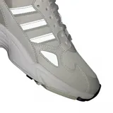 Championes adidas Falcon W de estilo urbano, con diseño retro inspirado en los años 90. Presentan una combinación de tonos gris claro y detalles en verde menta, con una suela robusta de goma blanca y entresuela de EVA para mayor amortiguación.
