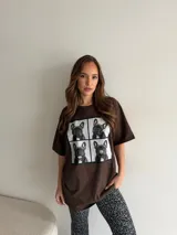 Remera blanca de algodón con estampa frontal dividida en cuatro paneles con fotos de un perro galgo.