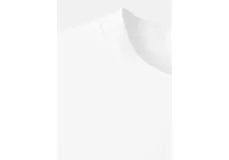 Camiseta de algodón blanca, de corte oversize, cuello redondo y manga corta con diseño holgado.