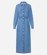 Vestido midi de denim con cuello camisero, mangas largas con puños abotonados y cierre frontal completo con botones metálicos. Presenta bolsillos aplicados en el pecho y un corte recto estructurado.