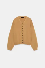 Chaqueta de punto color tostado con cuello en pico, manga larga con puños y cierre frontal con botones.