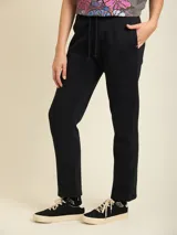 Pantalón tipo babucha de color negro, con cintura elástica ajustable mediante cordón y bolsillos laterales.