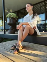 Sandalias bajas de cuero con dos tiras, una de cuero liso color gris y otra con estampado animal print.