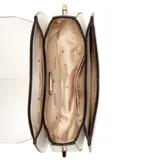 Cartera tipo bandolera Guess modelo Carrie, color beige, con solapa frontal, cierre magnético, logo metálico dorado en el centro y correa combinada de cuero sintético y cadena dorada.