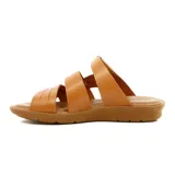 Sandalias de cuero color suela y marrón, con diseño de tres tiras cruzadas en el empeine y tira ajustable con velcro en el talón. Cuenta con suela plana y cómoda.