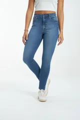 Pantalón de jean azul de tiro alto, corte ajustado y largo al tobillo.