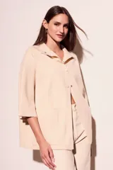 Cárdigan negro de punto con cuello mao, manga 3/4 y cierre frontal con botones.