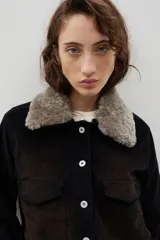 Chaqueta corta de pana con efecto gastado, cuello de piel sintética desmontable, cierre frontal con botones y bolsillos delanteros con solapa.