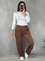 Pantalón de jogging marrón de corte amplio con cintura elástica.