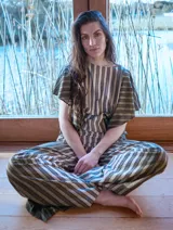 Pantalón de algodón y lino a rayas verticales en tonos gris y beige, de corte palazzo y tiro alto.