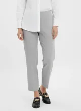 Pantalón de vestir gris claro, tiro alto, corte recto y largo al tobillo. Presenta pinzas frontales y un acabado liso y suave.