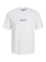 Camiseta blanca de manga corta y cuello redondo con estampado "Originals Studio" en el pecho.