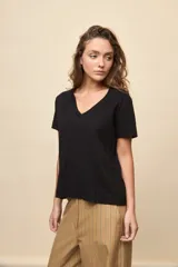 Remera blanca de algodón con escote en V y mangas cortas, de calce amplio y cómodo.