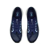 Championes de running On Running modelo Cloudsurfer Max, color azul marino con entresuela blanca gruesa con perforaciones y detalles en celeste.