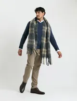Sweater de punto con escote en V y manga larga, de calce clásico y diseño liso.