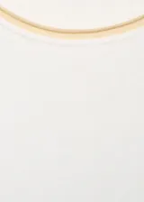 Camiseta de cuello redondo y manga corta, con diseño recto y acabado combinado en el cuello.