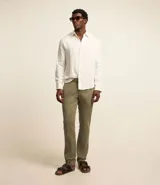 Pantalón de sarga para hombre, de corte recto y diseño básico. Cuenta con cintura fija con trabillas para cinturón, cierre frontal con cremallera y botón, y bolsillos laterales y traseros.