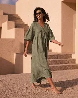 Vestido largo color verde militar de lino 100% natural, con escote en V, corte fruncido bajo el busto y mangas tres cuartos abullonadas.