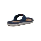 Chinelas de hombre color marrón con base texturizada y tiras de tela azul marino.