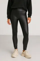 Leggins de tiro medio confeccionados en material sintético con acabado efecto cuero, de corte ajustado y diseño liso.