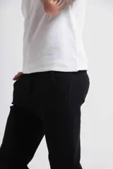 Pantalón de jean negro de corte recto.