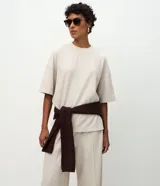 Blusa Marfinno de corte oversized, confeccionada en mezcla de poliéster y algodón, con cuello redondo y mangas cortas.