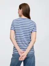 Remera de manga corta con diseño de rayas horizontales en color marrón y blanco, confeccionada con cuello redondo al tono.