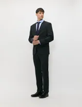 Ambo slim fit negro confeccionado en tejido tecnológico elastizado, compuesto por blazer estructurado y pantalón de vestir de corte recto.