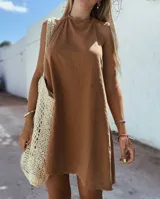 Vestido corto color marrón confeccionado en tusor, con breteles finos y corte holgado.