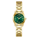 Reloj análogo Guess modelo Veda, con caja y correa de eslabones de acero inoxidable en tono dorado. Presenta una esfera redonda de color verde esmeralda con números romanos dorados en las posiciones 12, 3, 6 y 9, y marcadores de línea dorados para las horas restantes.
