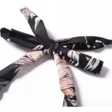 Malla entera de color verde oscuro, combinada con un diseño floreado en la parte inferior. Presenta escote halter cruzado y fruncidos en la zona del abdomen.