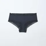 Pack de tres shortys de microfibra, compuestos por una bombacha lisa en color negro y dos con estampado animal print. Todas las prendas cuentan con detalles de encaje negro en la cintura y en las piernas.