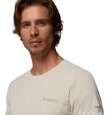 Remera de senderismo Columbia Titanium Diamond Peak, color gris claro, de manga corta, con tecnología de enfriamiento Omni-Freeze y protección solar. Presenta detalle reflectante y logo estampado en la espalda.