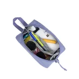 Cartuchera Jansport modelo Perfect Pouch, color lila claro, con forma alargada y cierre de cremallera. Presenta el logo rectangular de Jansport en la parte frontal.