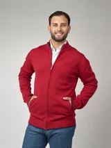 Campera de punto color rojo con cierre frontal, cuello alto y bolsillos laterales.