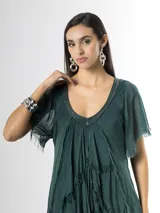 Vestido largo de seda italiana color verde oscuro, con capas escalonadas con flecos, escote en V con detalle de paillettes y mangas cortas fluidas.
