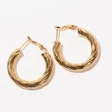 Par de aros tipo argolla dorados con diseño retorcido.