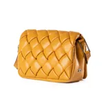 Bandolera color habano con diseño entrelazado, correa regulable, acceso con botón magnético y solapa, herrajes plateados y bolsillo interno con cierre.