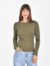 Remera de manga larga en color verde oliva, con cuello redondo y ajuste al cuerpo.