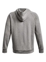 Buzo con capucha Under Armour modelo Rival Fleece, color gris jaspeado. Presenta el logo de la marca estampado en blanco en el pecho, bolsillo tipo canguro delantero, mangas largas con puños acanalados y cordones ajustables en la capucha.