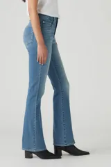 Jean azul de tiro alto, corte bootcut, con lavado medio y efecto desgastado en los muslos.