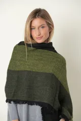 Pashmina italiana de lana y viscosa con diseño a rayas horizontales en verde oliva y negro. Terminación con flecos cortos.
