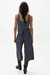 Bermuda de lino con estampado de cuadros en tonos azul marino y blanco.