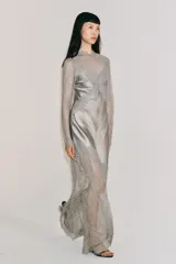 Vestido largo de satén y encaje color gris, con cuello redondo, manga larga y cierre en la espalda con abertura y botón.