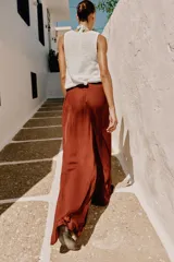 Pantalón de tiro alto color bordó, de pernera ancha y corte fluido, con cintura elástica.