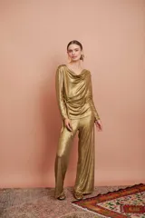 Top de manga larga color dorado, con escote drapeado y detalle de lazo ajustable en el lateral.
