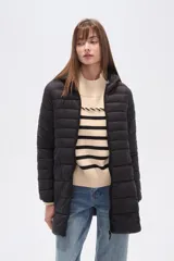 Campera larga acolchada color negro, con cierre frontal y cuello alto. Presenta costuras horizontales que crean un efecto puffer.